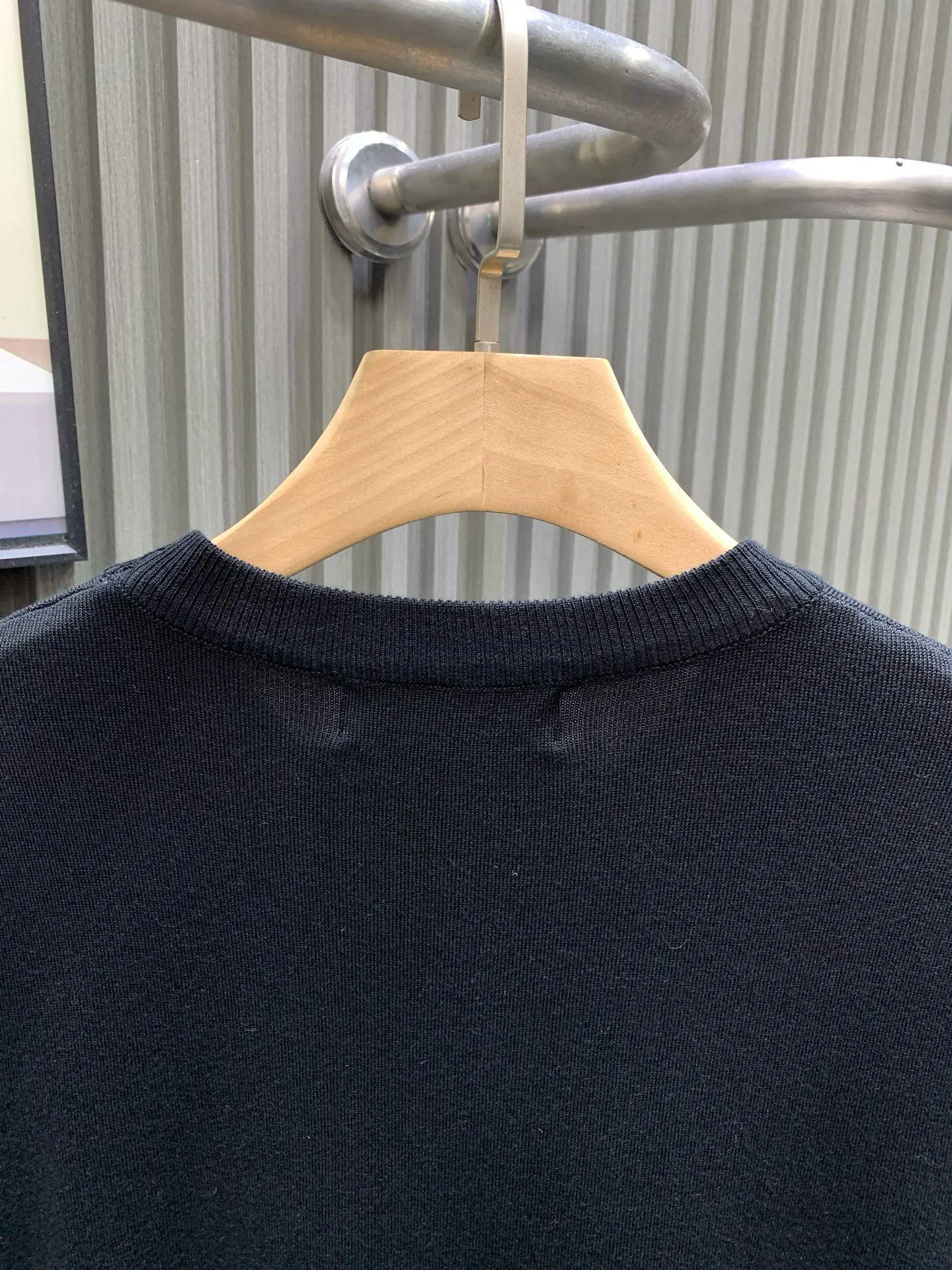 🅿️290 🀄️ Louis Vuitton Louis Vuitton 2025 new style hot diamond knitted short sleeves ⚠️Original purchase ¥18,650 Fine needle cotton knitting Standard version #Imported fine yarn wool fabric piece 14s fine needle siro spinning technology is used to make the fabric piece. Fine yarn is used as the material. The imported material used is woven on a jacquard loom imported from Germany. This technology makes the yarn more uniform and smooth. Thereby increasing the comfort and durability of the fabric. Due to the use of high-quality yarn and advanced spinning technology, the texture of this sweater is very delicate and soft to the touch. It is made of linen embroidery thread combined with encrypted processing. The embroidery body has a subtle matte visual texture and the effect is three-dimensional and full. The smaller the rhinestone, the more sophisticated the requirements. It uses imported materials and is more flexible and glossy than ordinary rhinestones. The stitches are clear and smooth and have a three-dimensional texture effect. Its version design has some unique features such as concise lines. The fitted cut and signature neckline are both comfortable and durable, while also accentuating the wearer's neck. It can show off the wearer's wrist lines and add a sense of sophistication and neatness.